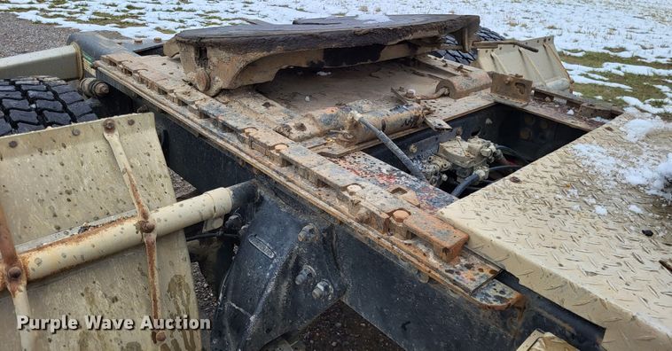 image for item DO3554 1998 Freightliner FL112  semi truck