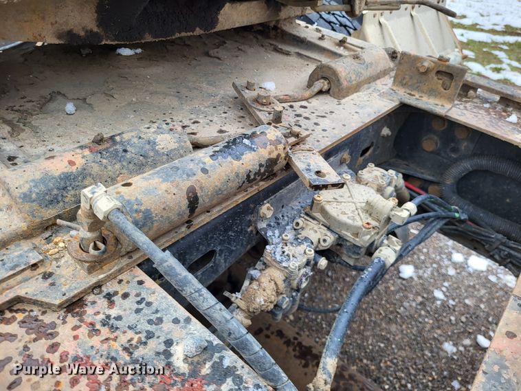 image for item DO3554 1998 Freightliner FL112  semi truck