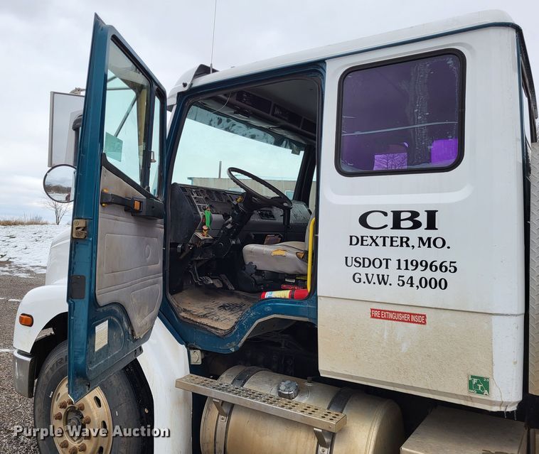 image for item DO3554 1998 Freightliner FL112  semi truck