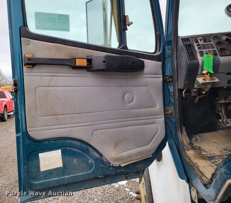 image for item DO3554 1998 Freightliner FL112  semi truck