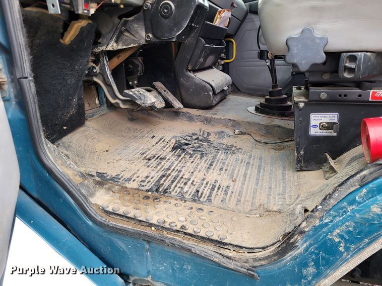 image for item DO3554 1998 Freightliner FL112  semi truck