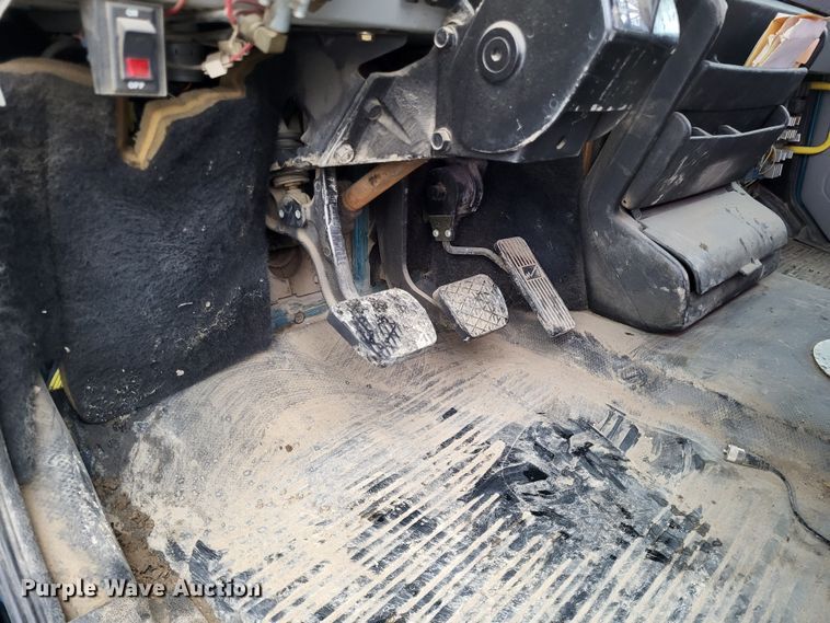 image for item DO3554 1998 Freightliner FL112  semi truck