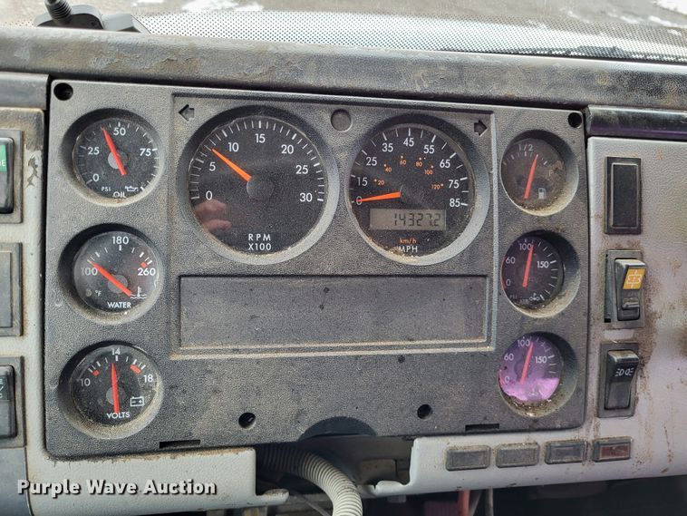 image for item DO3554 1998 Freightliner FL112  semi truck