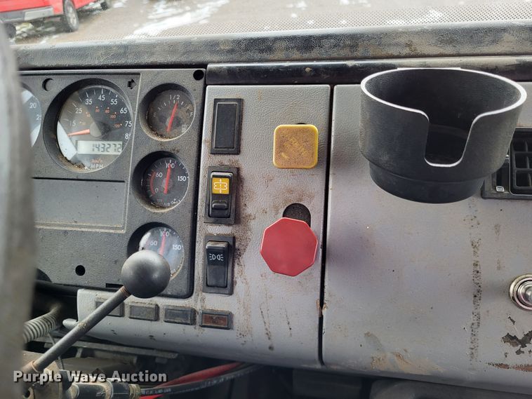 image for item DO3554 1998 Freightliner FL112  semi truck