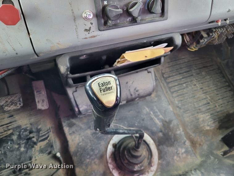 image for item DO3554 1998 Freightliner FL112  semi truck