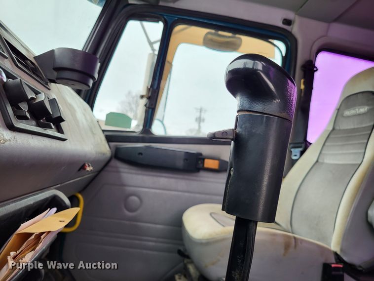 image for item DO3554 1998 Freightliner FL112  semi truck