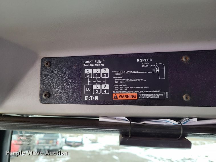 image for item DO3554 1998 Freightliner FL112  semi truck