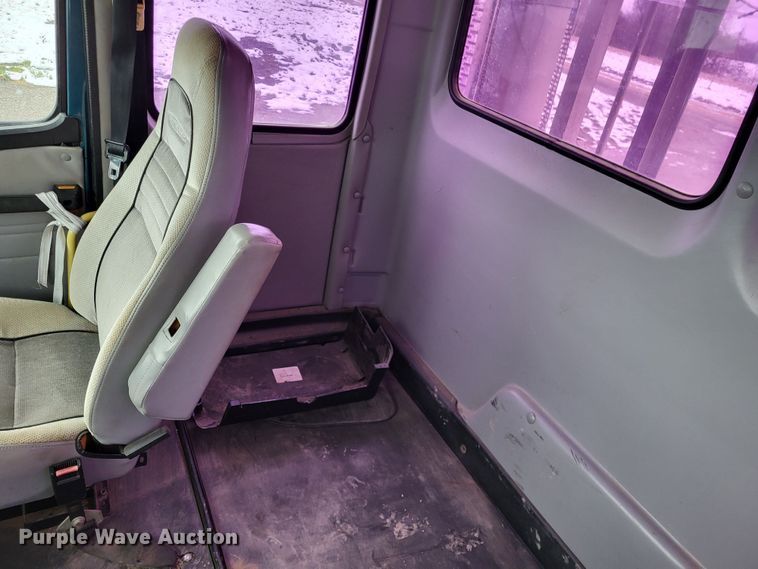 image for item DO3554 1998 Freightliner FL112  semi truck