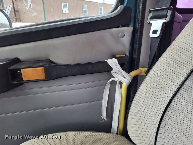 image for item DO3554 1998 Freightliner FL112  semi truck