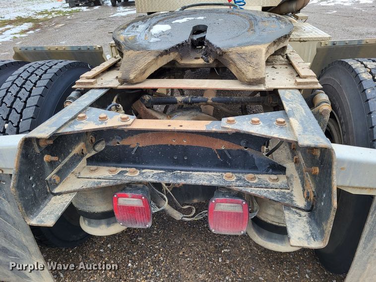 image for item DO3554 1998 Freightliner FL112  semi truck