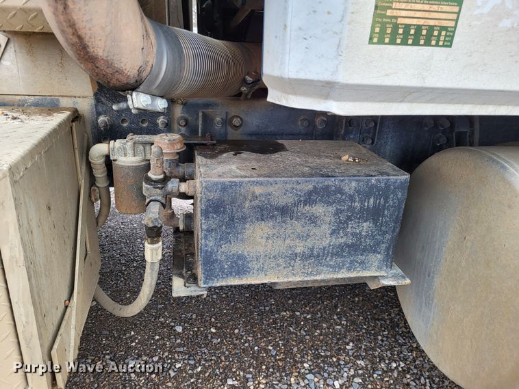 image for item DO3554 1998 Freightliner FL112  semi truck