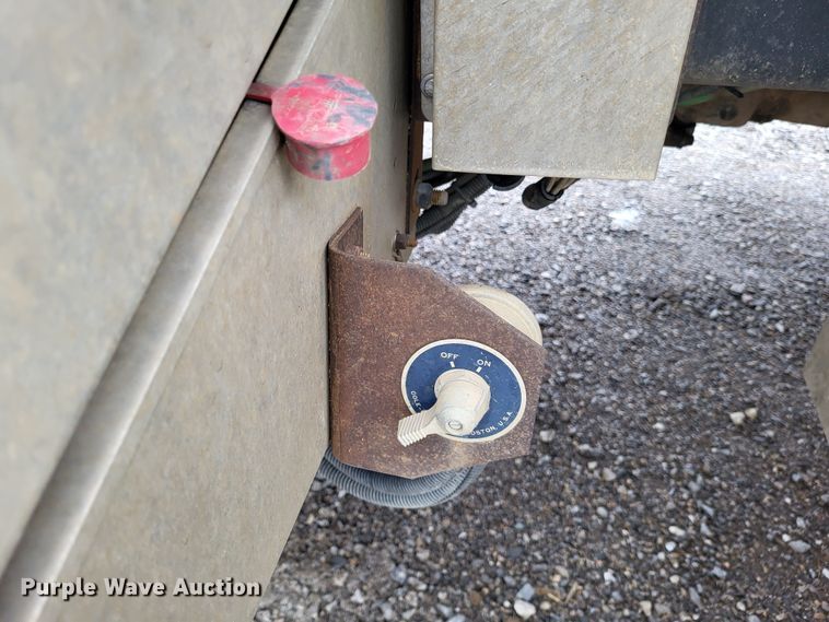 image for item DO3554 1998 Freightliner FL112  semi truck