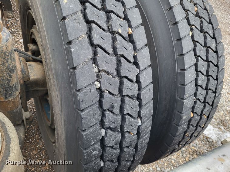 image for item DO3554 1998 Freightliner FL112  semi truck