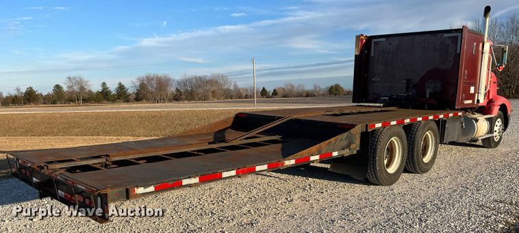 image for item DP0462 1993 International 9200  flatbed truck