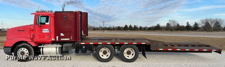 image for item DP0462 1993 International 9200  flatbed truck