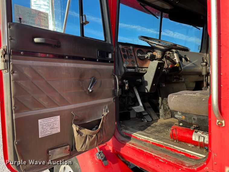 image for item DP0462 1993 International 9200  flatbed truck