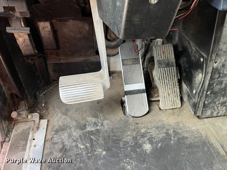 image for item DP0462 1993 International 9200  flatbed truck