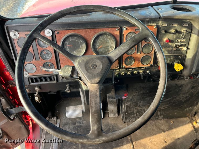 image for item DP0462 1993 International 9200  flatbed truck