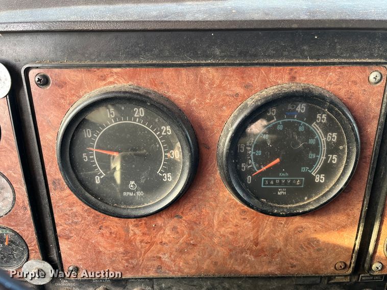 image for item DP0462 1993 International 9200  flatbed truck