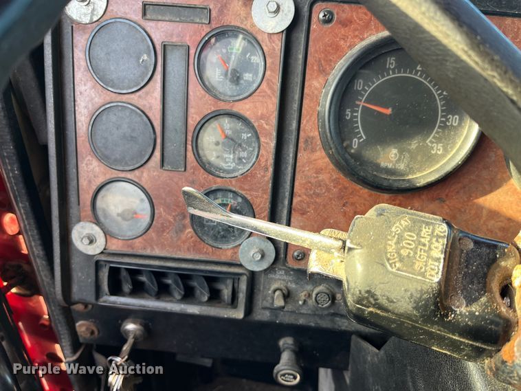 image for item DP0462 1993 International 9200  flatbed truck