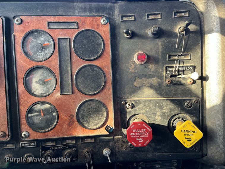 image for item DP0462 1993 International 9200  flatbed truck