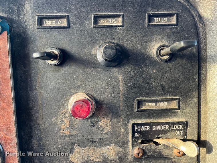 image for item DP0462 1993 International 9200  flatbed truck