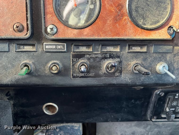 image for item DP0462 1993 International 9200  flatbed truck