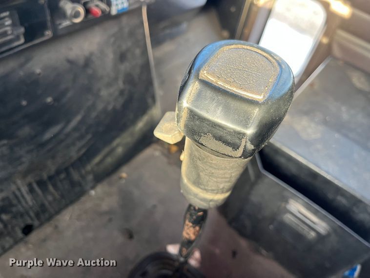 image for item DP0462 1993 International 9200  flatbed truck