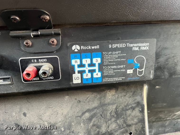 image for item DP0462 1993 International 9200  flatbed truck