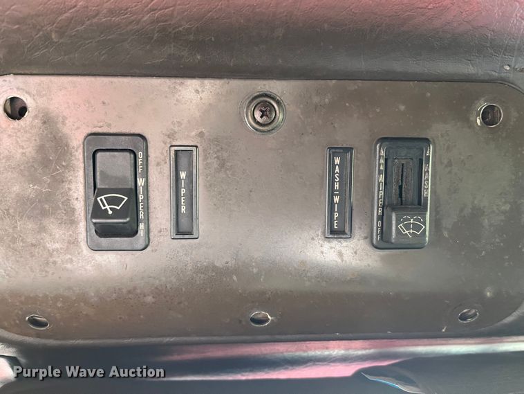 image for item DP0462 1993 International 9200  flatbed truck