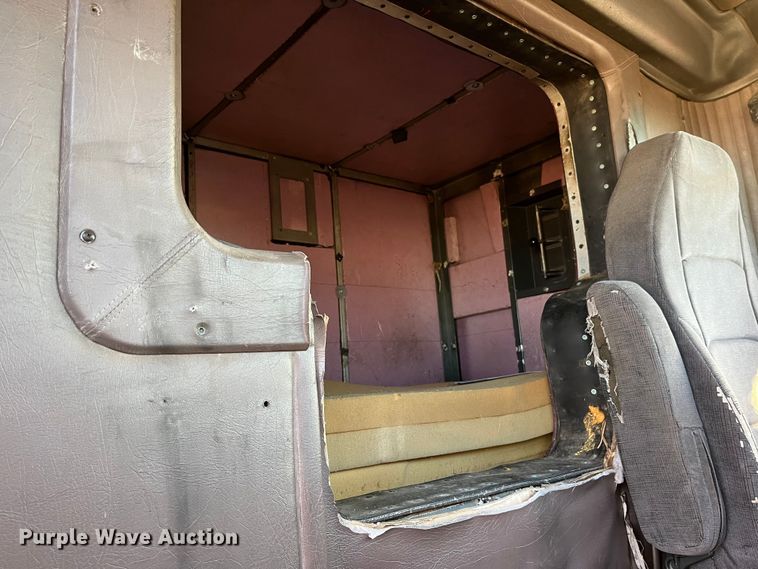 image for item DP0462 1993 International 9200  flatbed truck