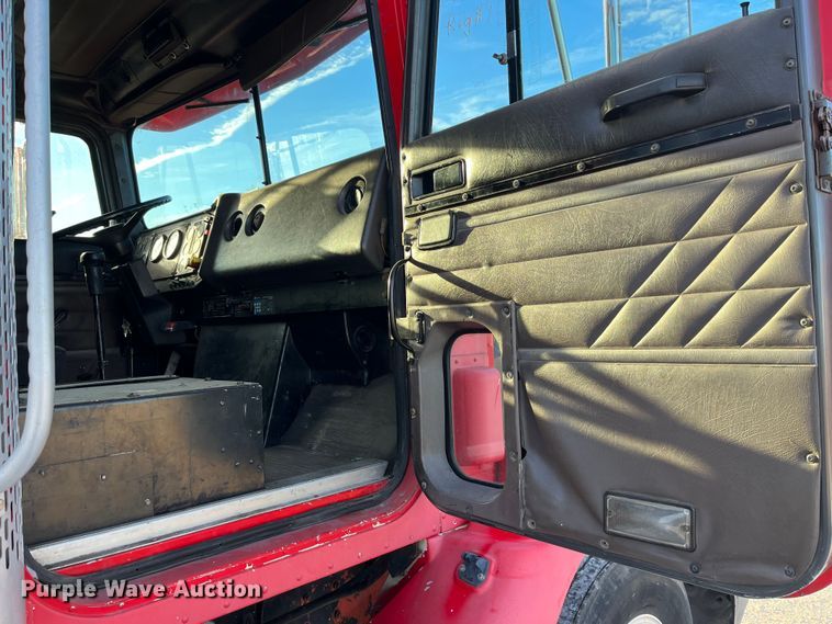 image for item DP0462 1993 International 9200  flatbed truck