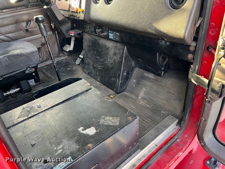 image for item DP0462 1993 International 9200  flatbed truck