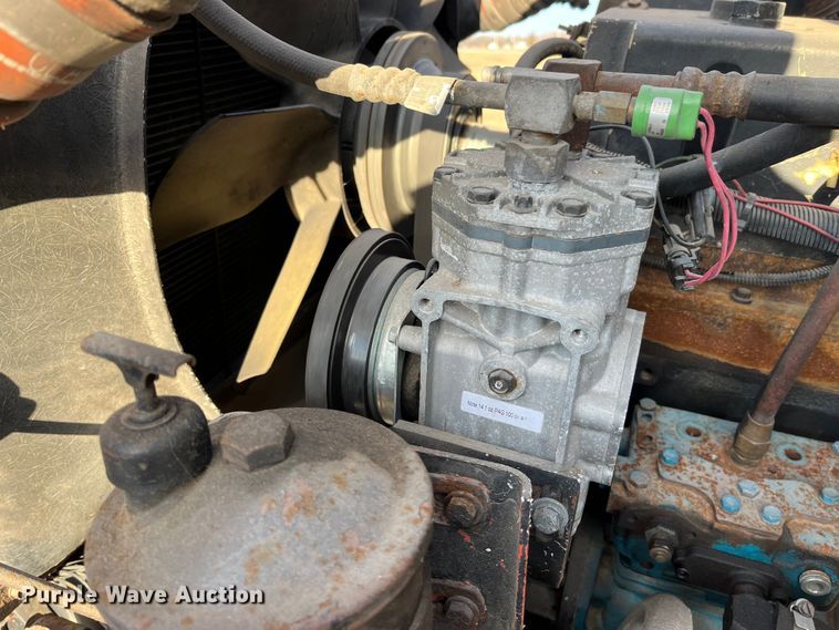 image for item DP0462 1993 International 9200  flatbed truck