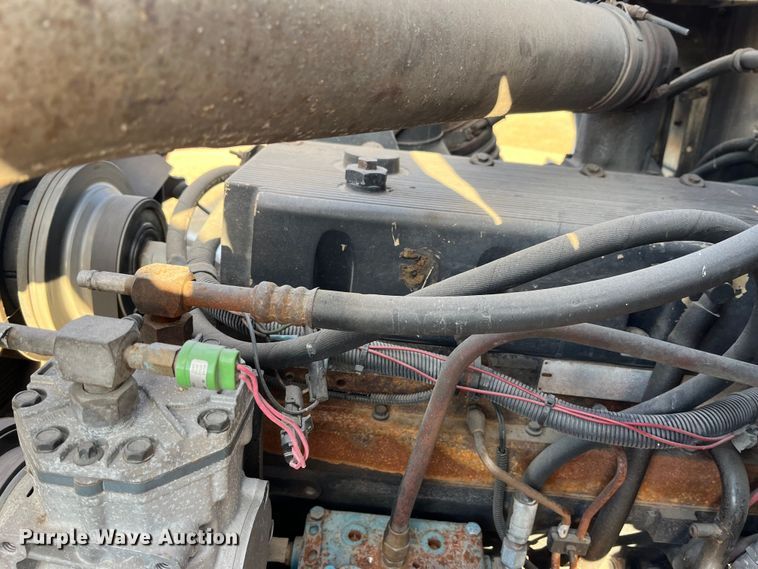 image for item DP0462 1993 International 9200  flatbed truck