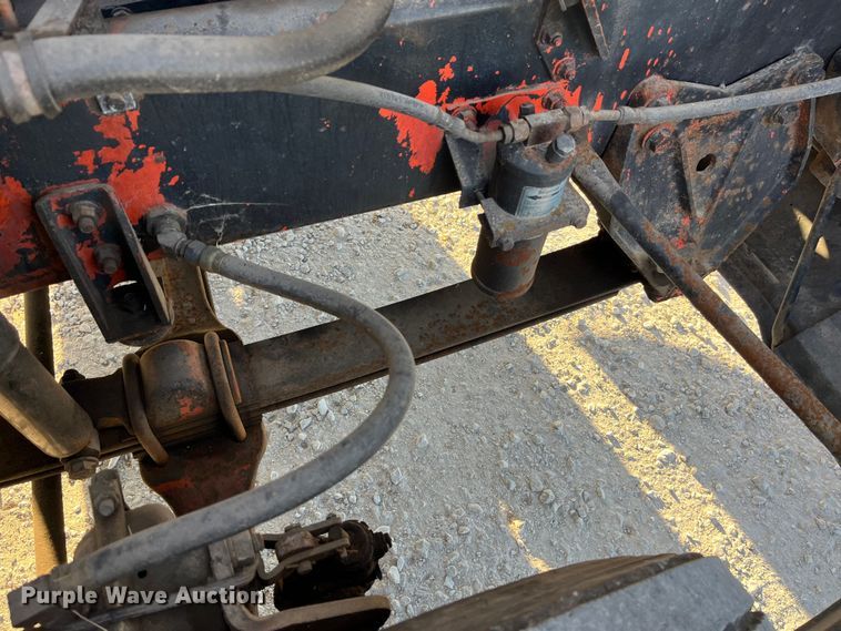 image for item DP0462 1993 International 9200  flatbed truck