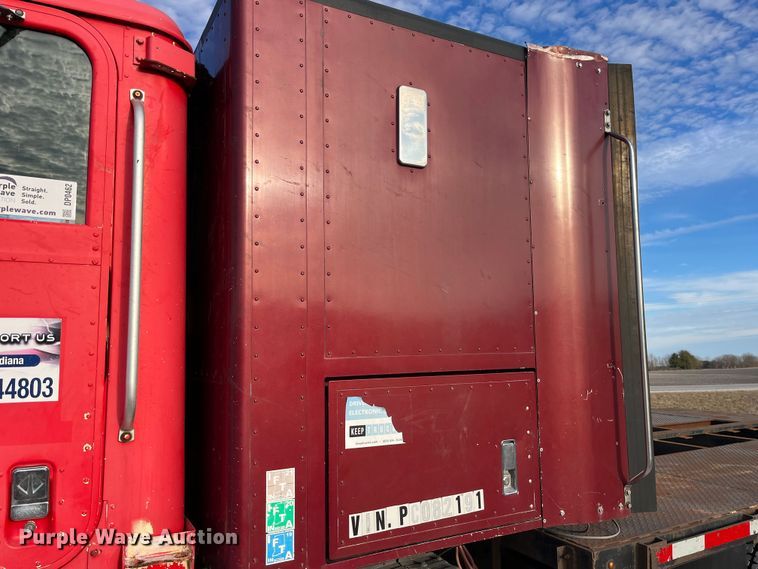 image for item DP0462 1993 International 9200  flatbed truck