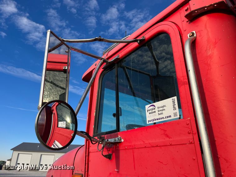 image for item DP0462 1993 International 9200  flatbed truck