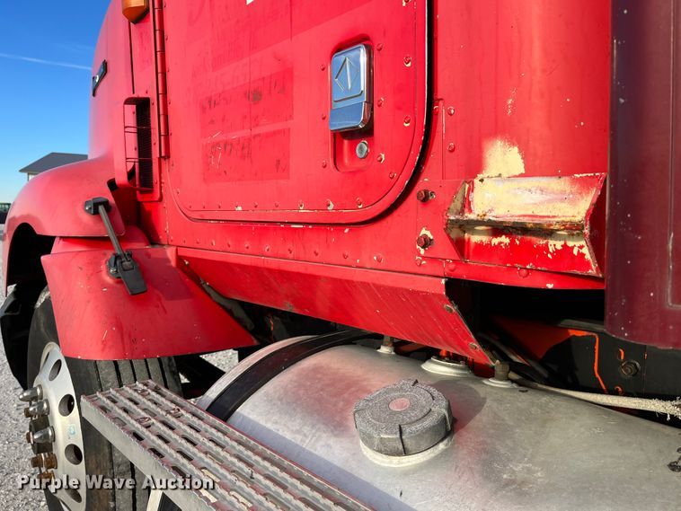 image for item DP0462 1993 International 9200  flatbed truck