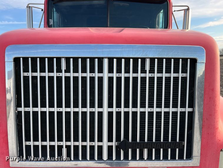 image for item DP0462 1993 International 9200  flatbed truck