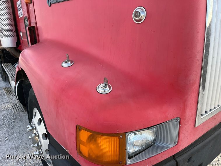 image for item DP0462 1993 International 9200  flatbed truck