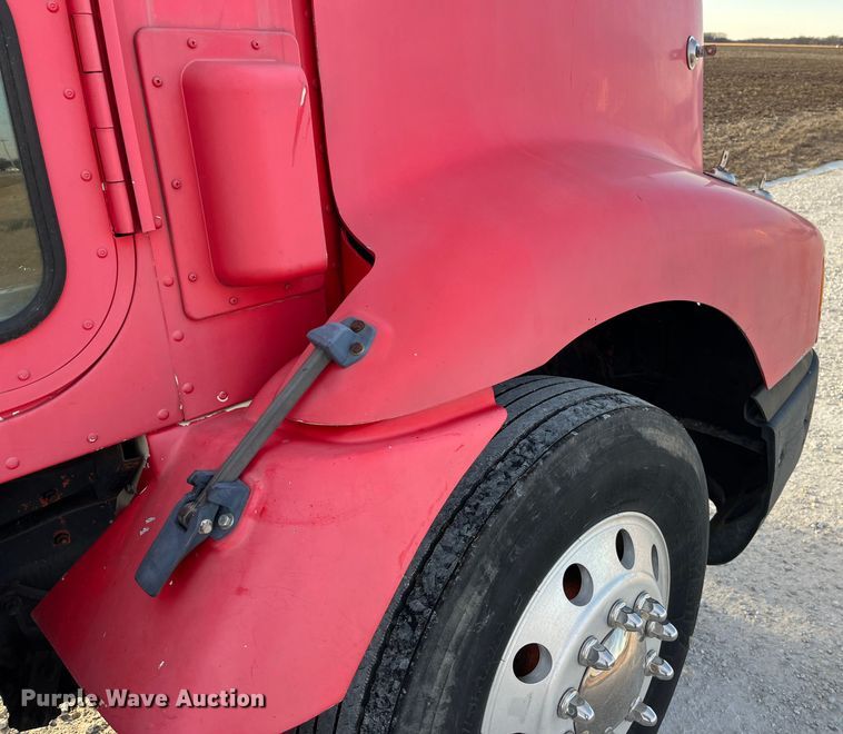 image for item DP0462 1993 International 9200  flatbed truck