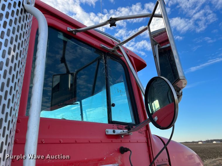 image for item DP0462 1993 International 9200  flatbed truck