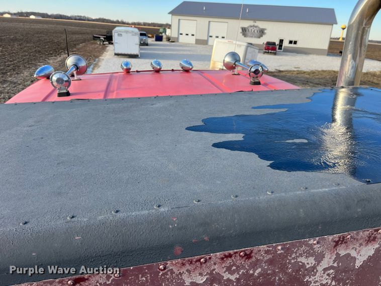 image for item DP0462 1993 International 9200  flatbed truck