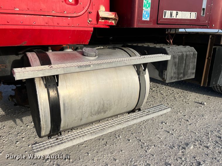 image for item DP0462 1993 International 9200  flatbed truck