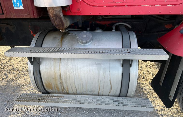 image for item DP0462 1993 International 9200  flatbed truck