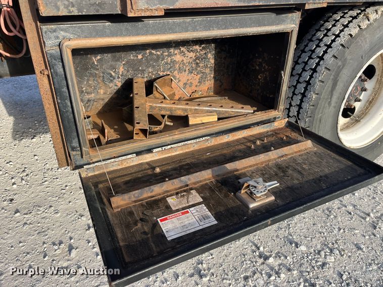 image for item DP0462 1993 International 9200  flatbed truck