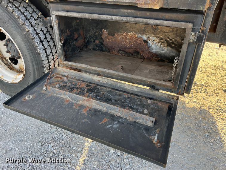 image for item DP0462 1993 International 9200  flatbed truck