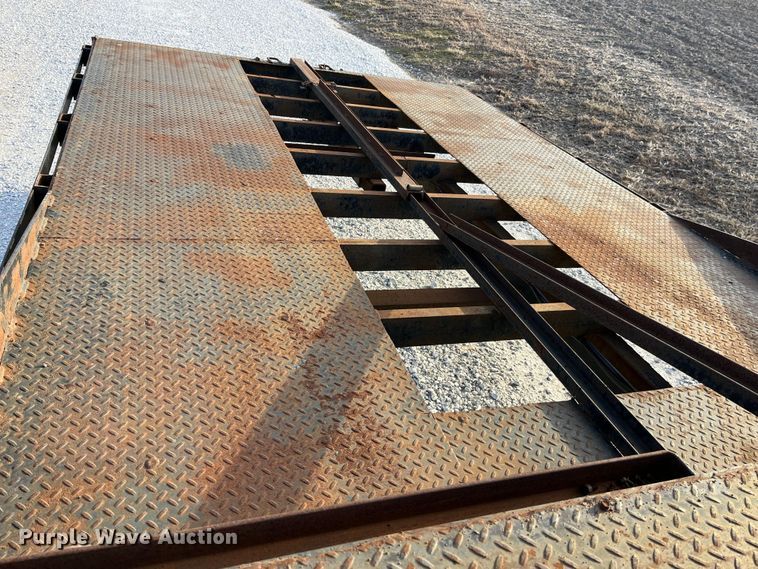 image for item DP0462 1993 International 9200  flatbed truck