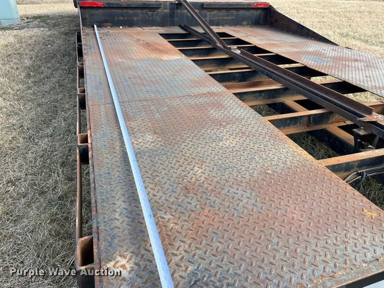 image for item DP0462 1993 International 9200  flatbed truck